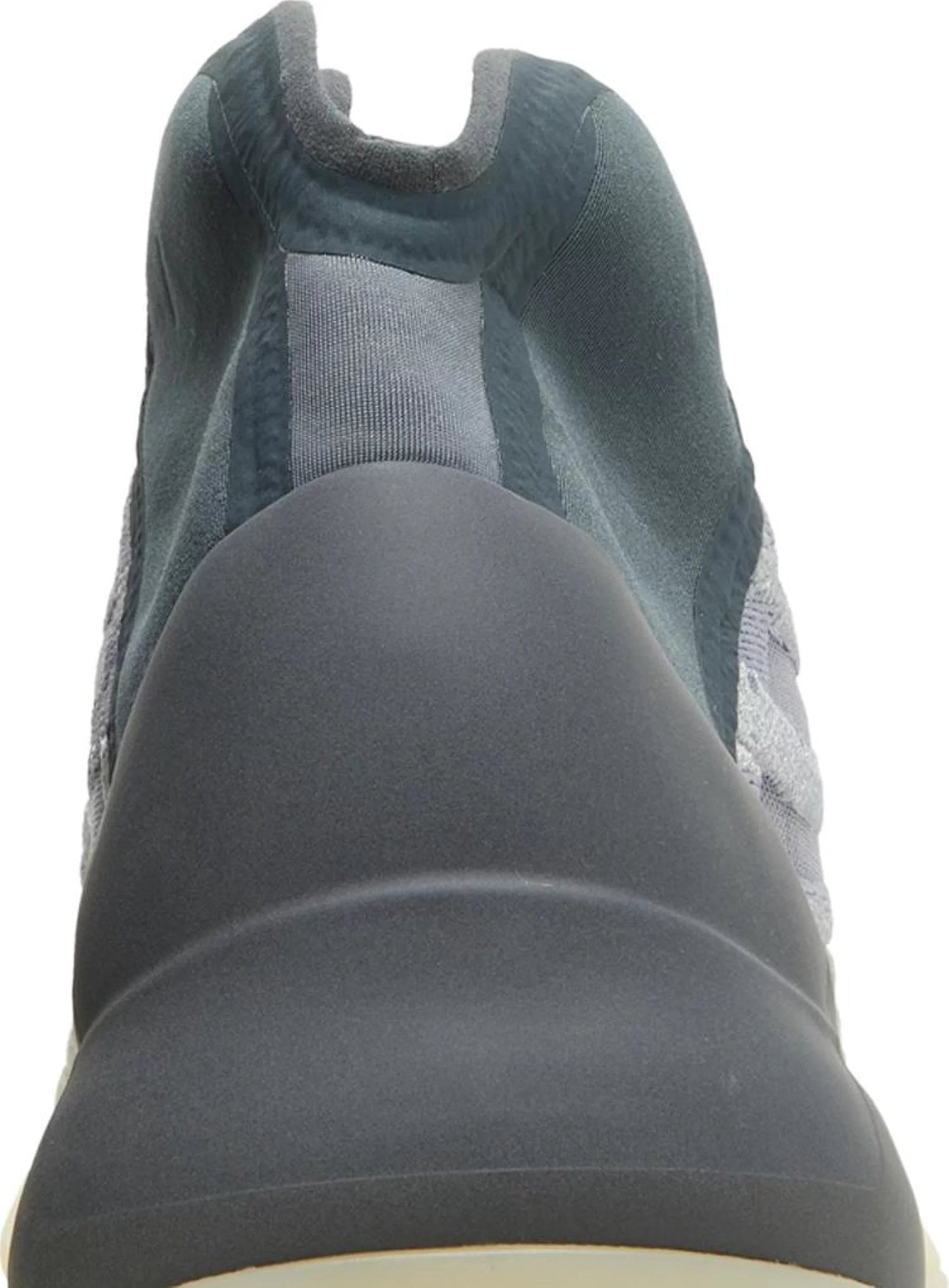 Yeezy QNTM “Mono Carbon” - suelastore